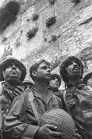 10 июня 1967: Израильские десантники у Стены Плача[1]