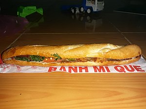 bánh mì que với thịt xông khói