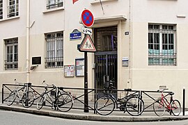 Vélos stationnés de façon illicite faute d'arceaux, rue Du Sommerard.