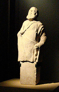Portrait de Straton, citoyen d'Aï Khanoum, sur un pilier hermaïque dédié aux divinités du gymnase, calcaire, h : 77 cm, musée national d'Afghanistan[66].