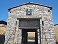 À partir de 1756, l'entrée principale du Fort Niagara fut établie du côté de la rivière Niagara. Les Français nommèrent ce portail la porte des Cinq Nations en l'honneur des Cinq Nations de la confédération iroquoise.