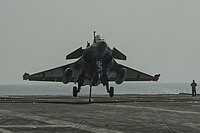 Un Rafale sur le point d'accrocher un câble d'arrêt.