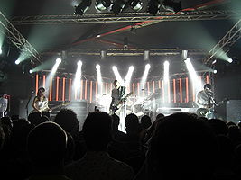 The Smashing Pumpkins 24. května 2007 v „den Atelier“, Lucembursko. Zleva: Ginger Reyes, Billy Corgan, Jimmy Chamberlin (vzadu), Jeff Schroeder