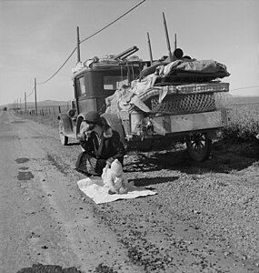 «Broke, baby sick, and car trouble!» (Arruïnat, nadó malalt i problemes amb el cotxe!). Fotografia de 1937 de Dorothea Lange d'una família d'immigrants de Missouri situada a prop de Tracy, Califòrnia.[41]