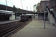 Derde rail trein met "Standard" materieel op halte "Pont de Saint-Cloud". (1982)