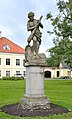 Beeld van Hercules in het park bij het landhuis