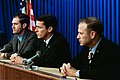 William Pogue (vľavo), Edward Gibson (v strede) a Gerald Carr (vpravo) na tlačovej konferencii v Stredisku pilotovaných letov (Manned Spacecraft Center) v Houstone