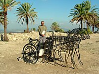 פסל מרכבה רתומה לסוסים ברחבה לפני אזור האורוות. הוספו מדרגות כדי לאפשר לתיירים לטפס על הפסל