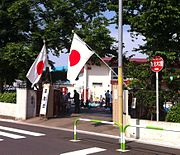 Bir okul girişindeki bayraklar