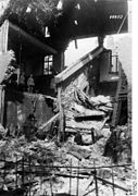 Destruction d'une des écoles chrétiennes de Douai, 2 octobre 1917 (huit morts), photo de propagande accusant les Alliés d'être responsables de ces morts.