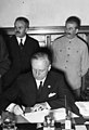 Von Ribbentrop ondertekent het niet-aanvalsverdrag tussen nazi-Duitsland en de Sovjet-Unie in 1939