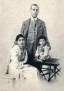 Nehru 1919. godine sa suprugom Kamalom i kćerkom Indirom