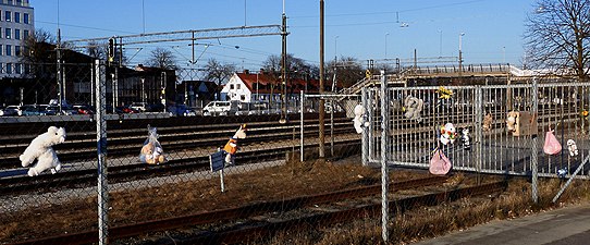Mehrere Kuscheltiere an einem Zaun im Hafen von Ystad, bestimmt als Geschenk für die ukrainischen Kinder, die im Jahr 2022 nach Ystad kamen.