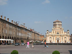 Veduta di piazza dei Martiri - Sullo sfondo la cattedrale