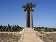 Скульптура "оливовые колонны"