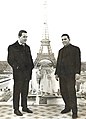 מיכה רם (משמאל) עם מאיר לוין בפריז במשלחת לימוד תפקוד הטרפדות בצי הגרמני, 1967.