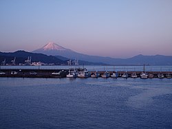 小説中で死体発見現場となる清水港