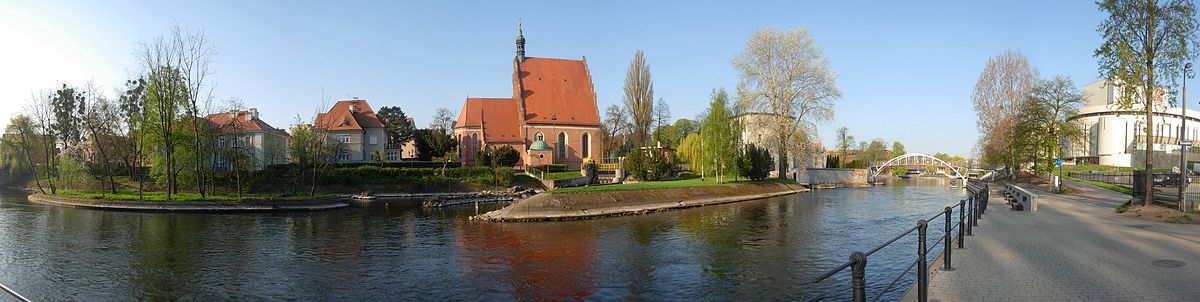 Katedra diecezji bydgoskiej w panoramie od strony Brdy. Kolejno od lewej: Dom Polski, rezydencja biskupa bydgoskiego, kościół katedralny (przed nim jaz farny), z prawej most Jana Kiepury, bulwar nad Brdą oraz Opera Nova.