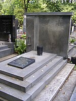 Symbolický hrob rodiny Fafkových na hřbitově Malvazinky v Praze