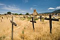 Cementiri tradicional davant les ruïnes de l'antiga església, en 2007.