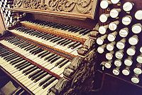 De vier-klaviersspeeltafel van het Loret-orgel