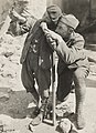 Soldat ensenyant un nen a usar un tirador. (1918)