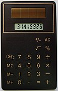 Calculatrice solaire ultraplate (épaisseur ~2 mm), 1990.