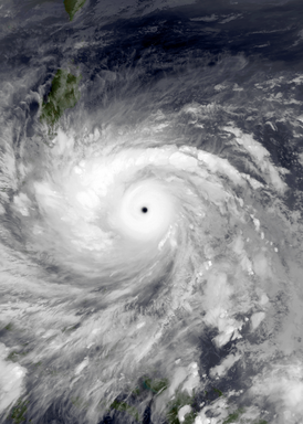 Тайфун Хайян с почти максимальной интенсивностью приближается к Филиппинам