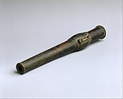 Meriam tangan Cina (Chong), bertahun 1424. Panjang 35,7 cm, kaliber 15 mm, berat 2,2736 kg.
