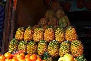 Pynappels op 'n vrugtestalletjie in Cagayan de Oro, Filippyne.