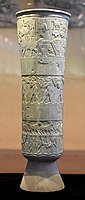 O Vaso Warka da Suméria, uma obra de sobrevivência muito antiga de alívio narrativo, c. 3200-3000 a.C. Alabastro. Museu Nacional do Iraque.[37]