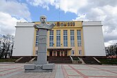 Пам'ятник Тарасові Шевченку біля Палацу культури