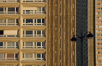 Détail des tours d'habitation surplombant la rue de Tolbiac, dans le quartier asiatique du 13e arrondissement de Paris (définition réelle 3 005 × 1 947)