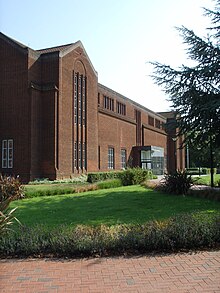 Фасад Библиотеки Хартли, построенной в 1930-е гг.