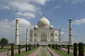 El Taj Mahal atópase na ciudá d'Agra, en Uttar Pradesh.
