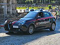 Una Alfa Romeo Giulietta appartenente alla seconda fornitura. Notare i nano-LED sullo scudetto anteriore, e sul tettuccio sia i LED singoli che il pannello multifunzione posteriore bianco