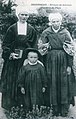 Brignogan : deux femmes et un enfant en costumes traditionnels au début du XXe siècle (carte postale ND Photo).
