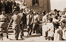 הנציב העליון ארתור ווקופ יוצא מבית העם של רעננה בעת ביקור במושבה בשנת 1937.