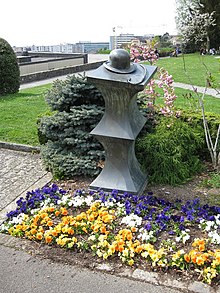 Stèle en bronze dans le Parc Charlie Chaplin