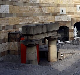 Postmodern Doric columns of the Neue Staatsgalerie, Stuttgart, Germany, by James Stirling, 1984[32]