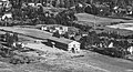 Midt i bildet er Solberg skole med Gamle Riksvei ovenfor. Bildet er fra 25. september 1959. Fotograf: Schrøder, A./Utgiver: Widerøes Flyveselskap AS/Eier: Drammen kommune/Kilde: Nasjonalbiblioteket