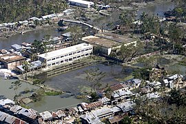 Ŝtormintensiĝo. Bangladeŝo post la Ciklono Sidr (2007) estas ekzemplo de katastrofa inundo pro pliiĝantaj pluvokvantoj.[100]