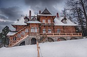 Villa pod Jedlami; proiectată de Stanisław Witkiewicz; 1890s; cherestea și sticlă; în stilul zakopan (Zakopane, Polonia)