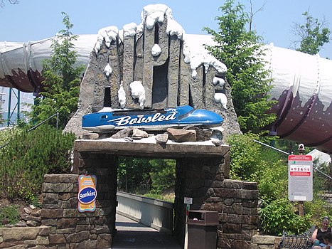 Улаз на челичну ролеркостер атракцију „Алпски боб” у Квинсберију (округ Ворен у Њујорку, САД); првобитно је носио име „Сарајевски боб”, у част ЗОИ 1984. у Сарајеву