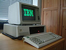 מחשב אישי דגם XT של חברת IBM משנת 1983.