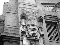 Emblem an der Fassade: das römische S.P.Q.R. und das faschistische Liktorenbündel