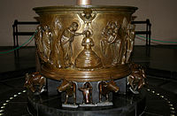 『聖バルテルミーの洗礼盤』1108-17年。イエスの洗礼を表したもの