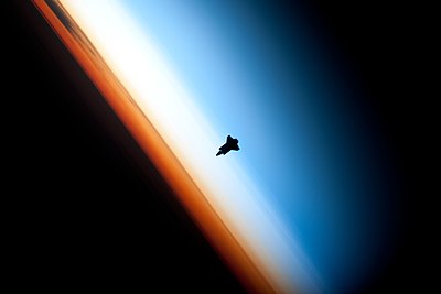 Die silhoeët van die Ruimtependeltuig Endeavour tydens die STS-130-missie op 9 Februarie 2010.