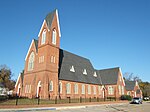 L'Église Presbyterienne d'Eufaula, en Alabama. Construite dans le style gothique victorien en 1869, elle avait à l'origine un toit polychrome orné d'une crête métallique tout au long de son faîtage