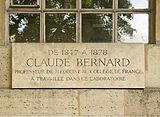 Plakat penghormatan kepada Claude Bernard, di Collège de France di Paris, Prancis .